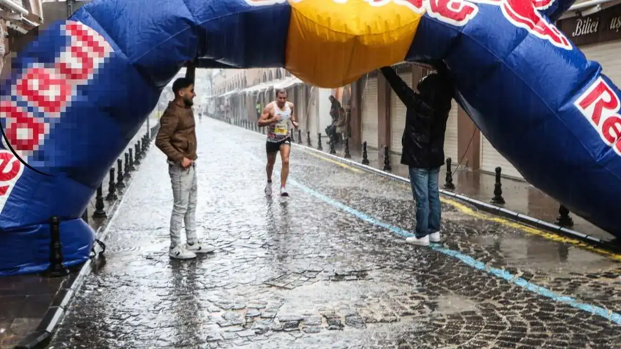 Adana’da 3 Bin Kişi Sağanak Dinlemeden Kurtuluş İçin Koştu 5